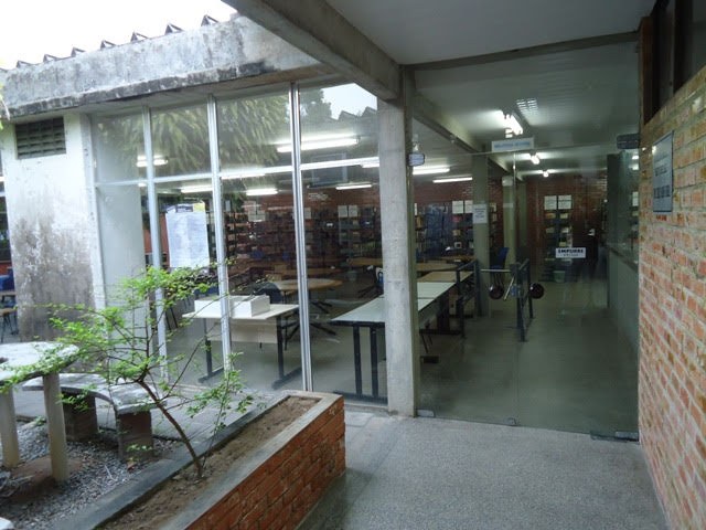 biblioteca fachada.JPG