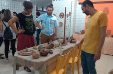 Estudantes e visitantes na abertura da exposição Banquete Cerâmico