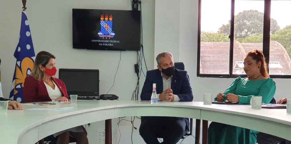 capa.jpg Vice-reitora da UFPB, Profa. Liana Filgueira, Reitor da UFPB, Prof. Valdiney Gouveia