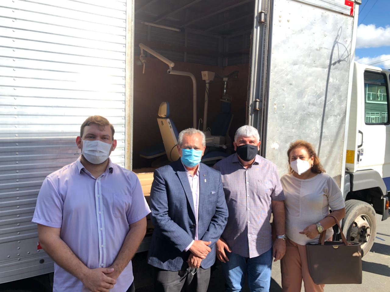 UFPB ENTREGA CADEIRAS ODONTOLÓGICAS E LÂMPADAS PARA ITABAIANA-PB Foto: Oriel Farias